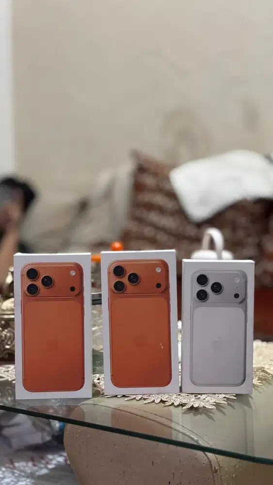 Iphone 17 pro silver dan 17 promax orange