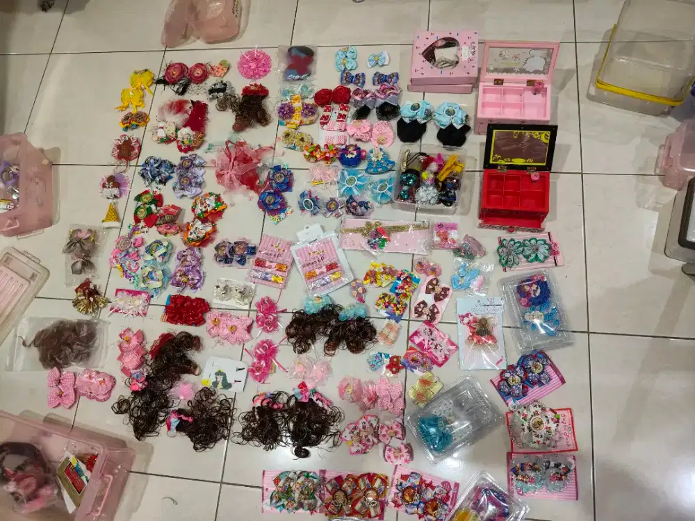 Jepitan rambut anak dan kotak musik