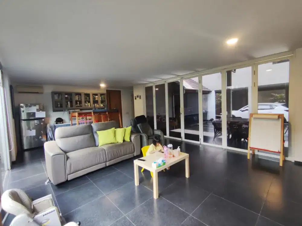 RUMAH MENGHADAP KE DANAU The Crown PHG Gading Serpong ada kolam ikan dan taman