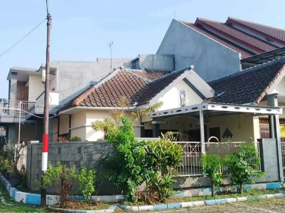 Dijual Rumah Hook Strategis 2 Lantai di Tengah Kota Malang