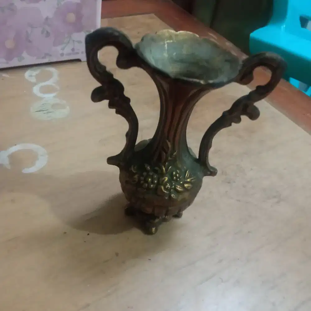 Pajangan pot kuningan