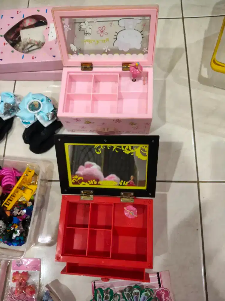 Kotak musik dan aneka jepitan rambut