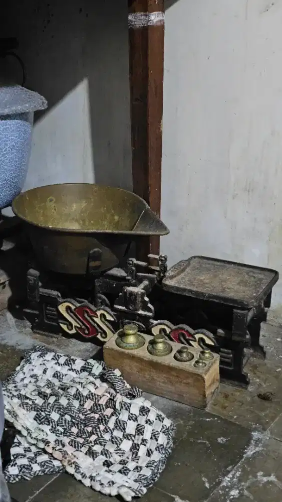 Timbangan Jadul & 1 Set Batu Timbangannya