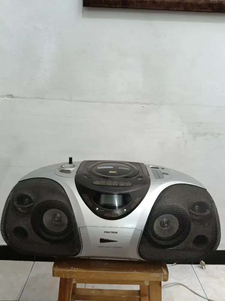 DIJUAL CEPAT!! Apa adanya..Radio berfungsi. Tape dan CD perlu service.