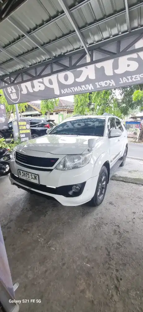 Fortuner putih 2.7 trd bensin matic