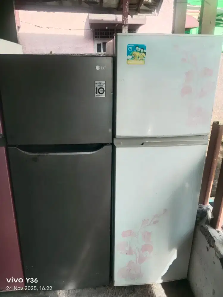 Di jual cepat kulkas 2 pintu plus antar