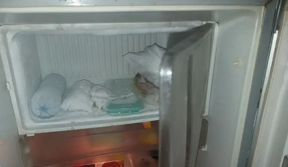 Kulkas 1 pntu br 1 th an lengkap mulus free lalamove dkt