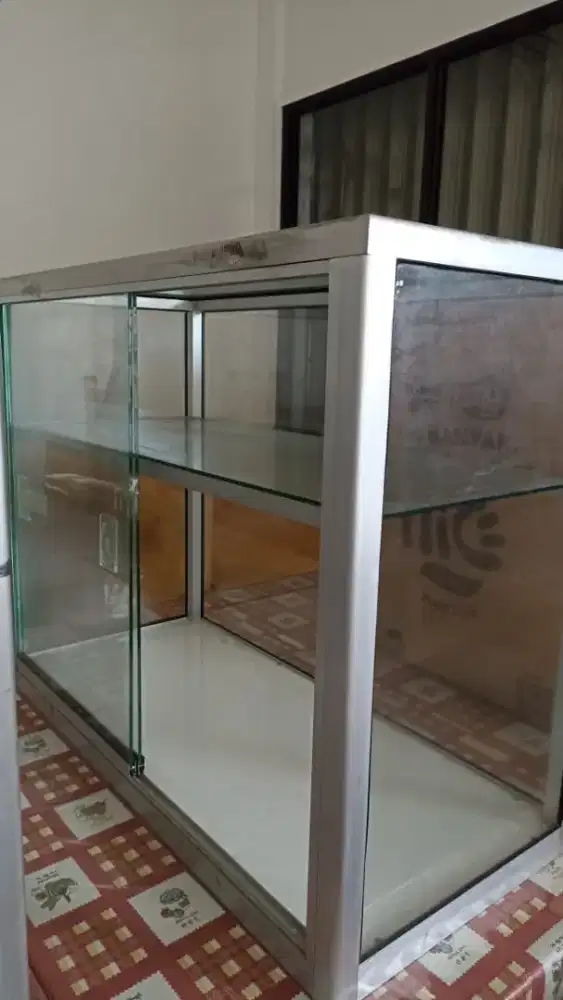 Showcase kaca second