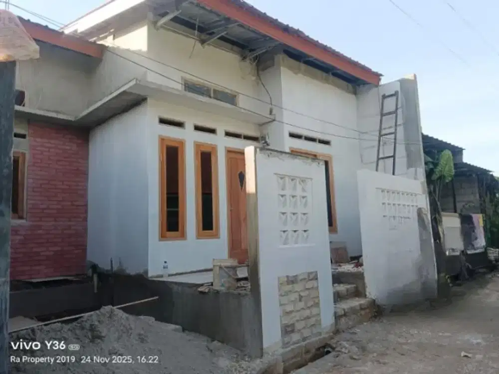RUMAH SIAP HUNI SHM LOKASI PINGGIR JALAN COCOK UNTUK USAHA HANYA 350 JUTAAN
