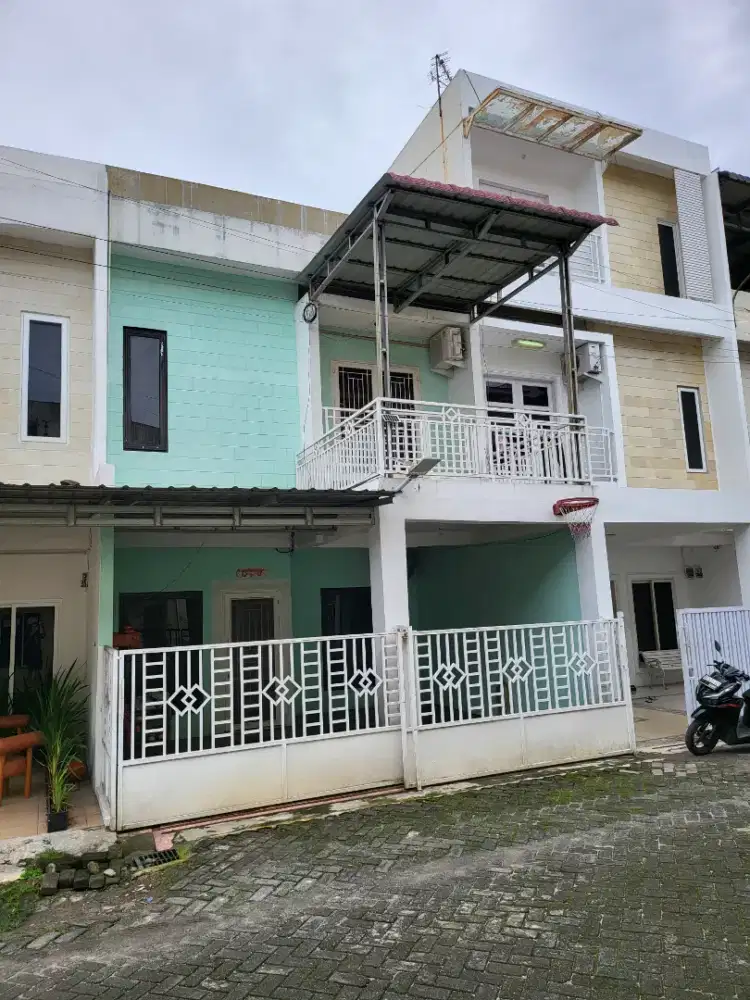 Rumah Komplek Full Furnished 2.5 Lantai Aman, Nyaman, Adem