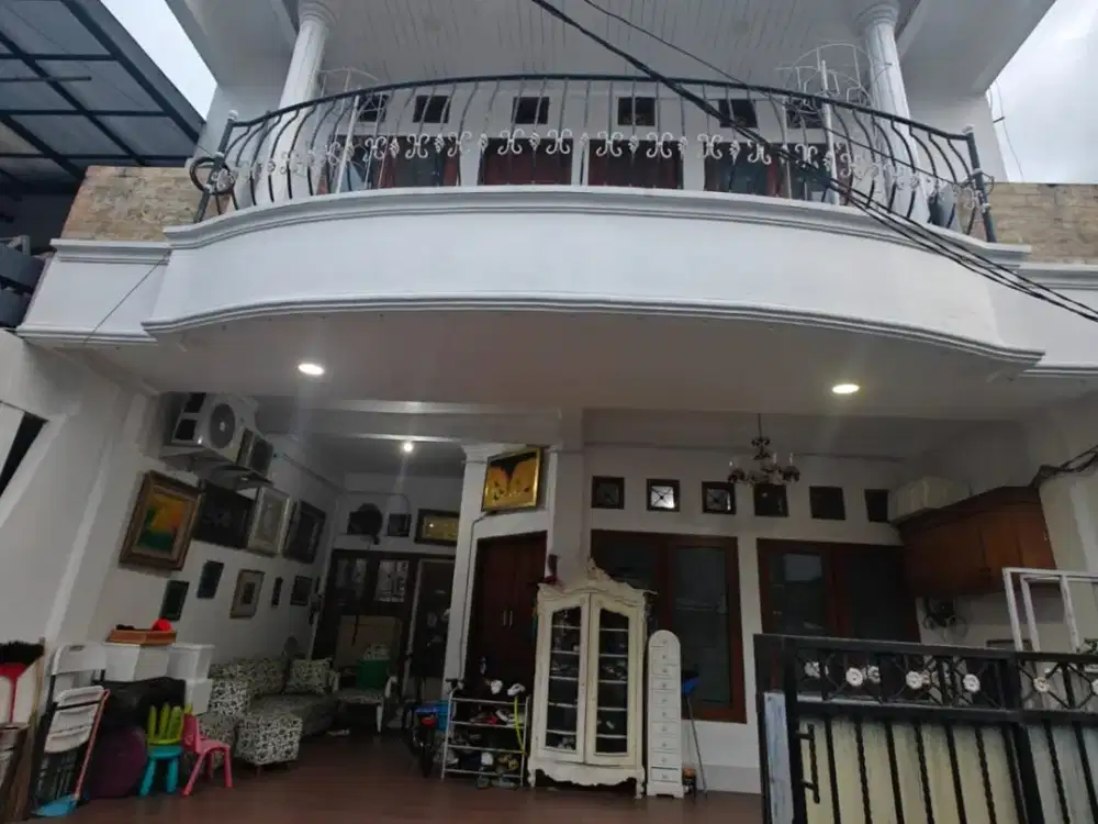 Dijual Rumah 2 Lantai, Semi Furnished, 4+1 Kamar Tidur, Siap Huni, SHM, Bisa KPR, di Jakarta Barat