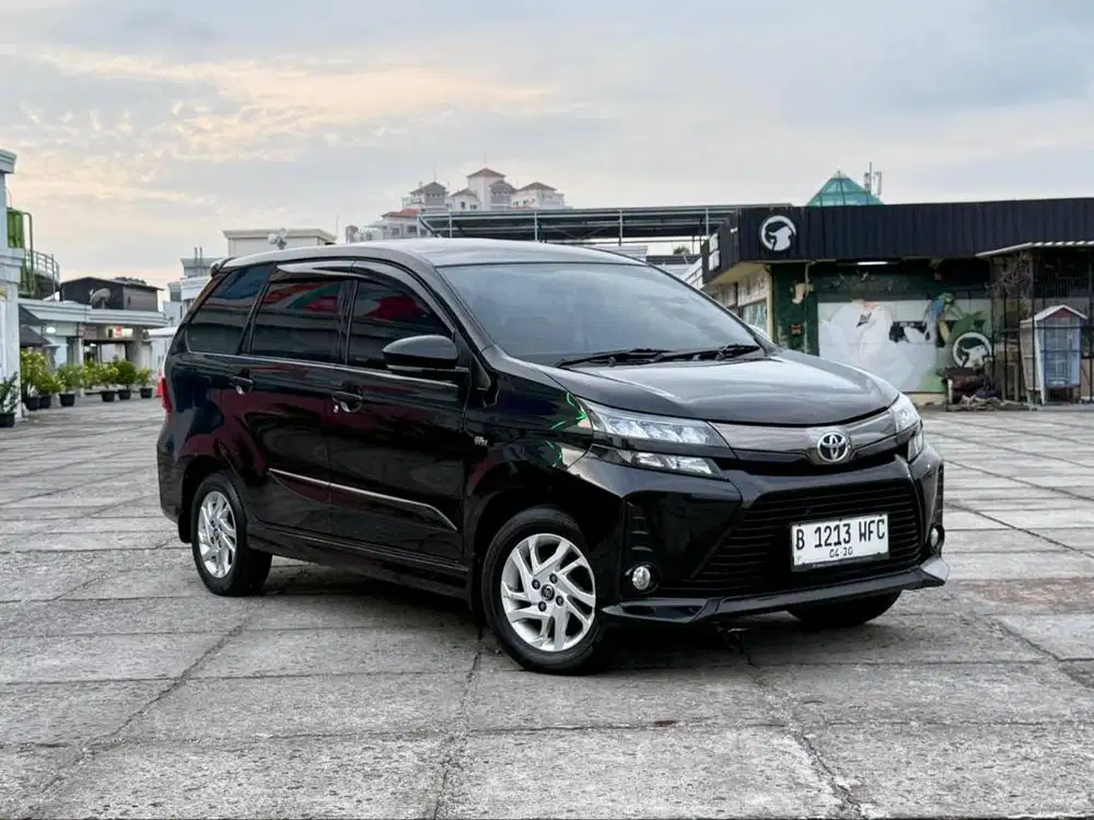 Toyota Avanza Veloz 1.3 AT. Tahun 2020. Hitam. Low km. Perfect cond