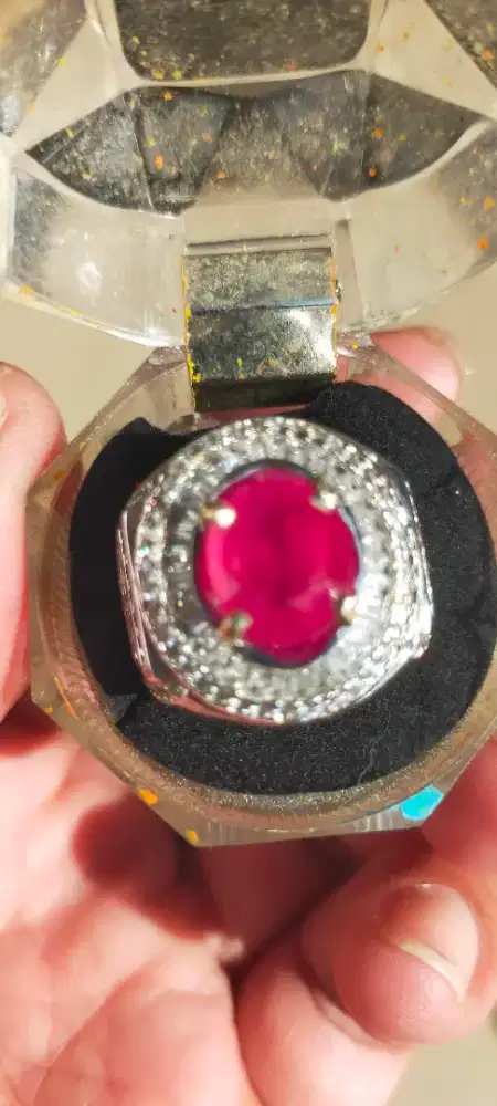Cincin rubi merah merona