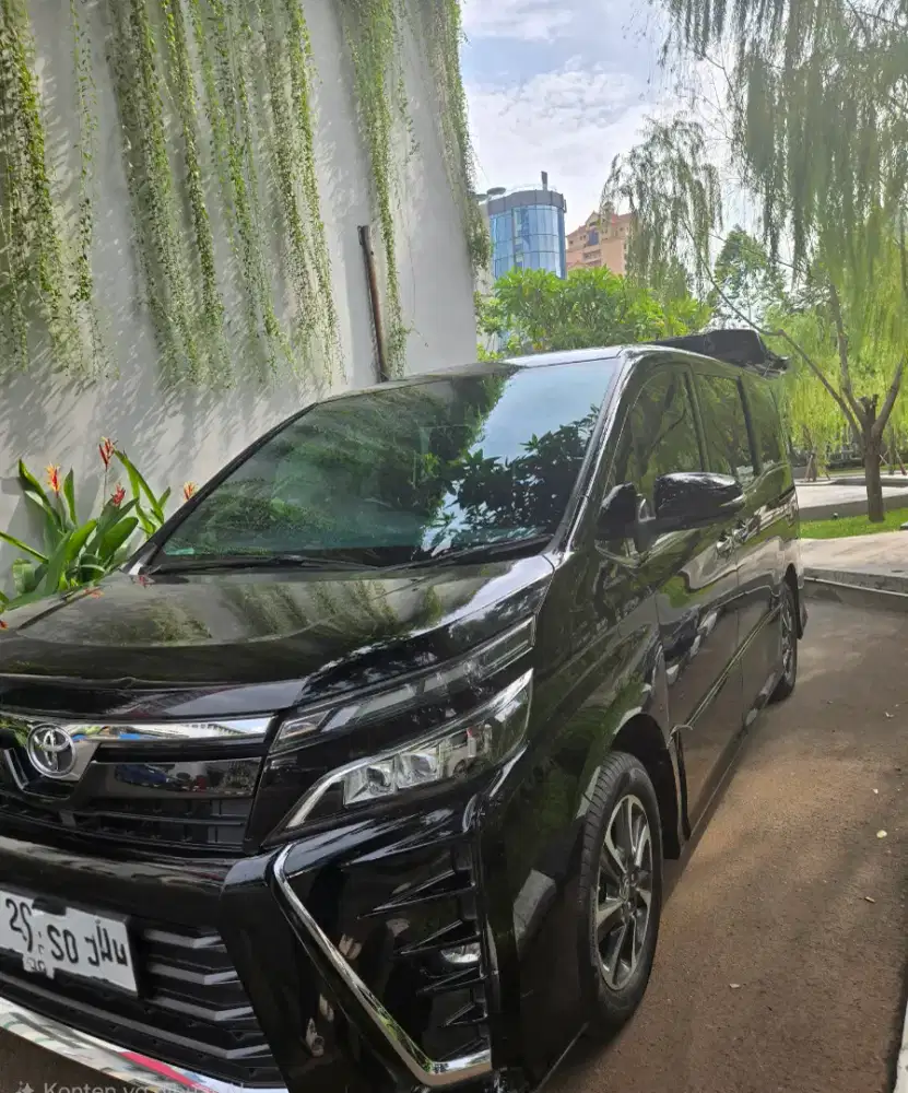 Toyota voxy 2.0 Bensin -AT 2020 hitam
