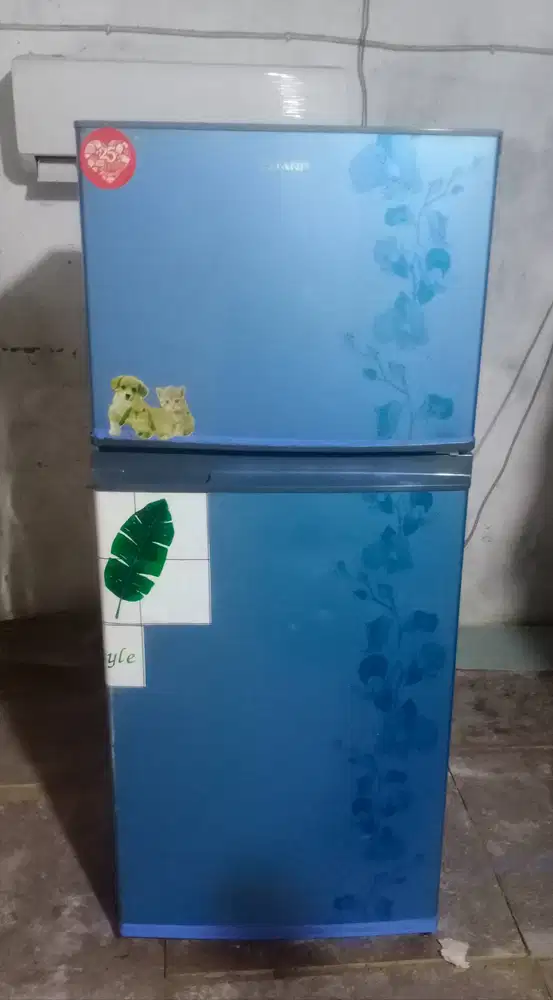 Kulkas 2 pintu SHARP. Mesin original pabrik belum rusak .
