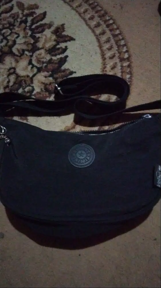 TAS SELEMPANG WANITA HITAM