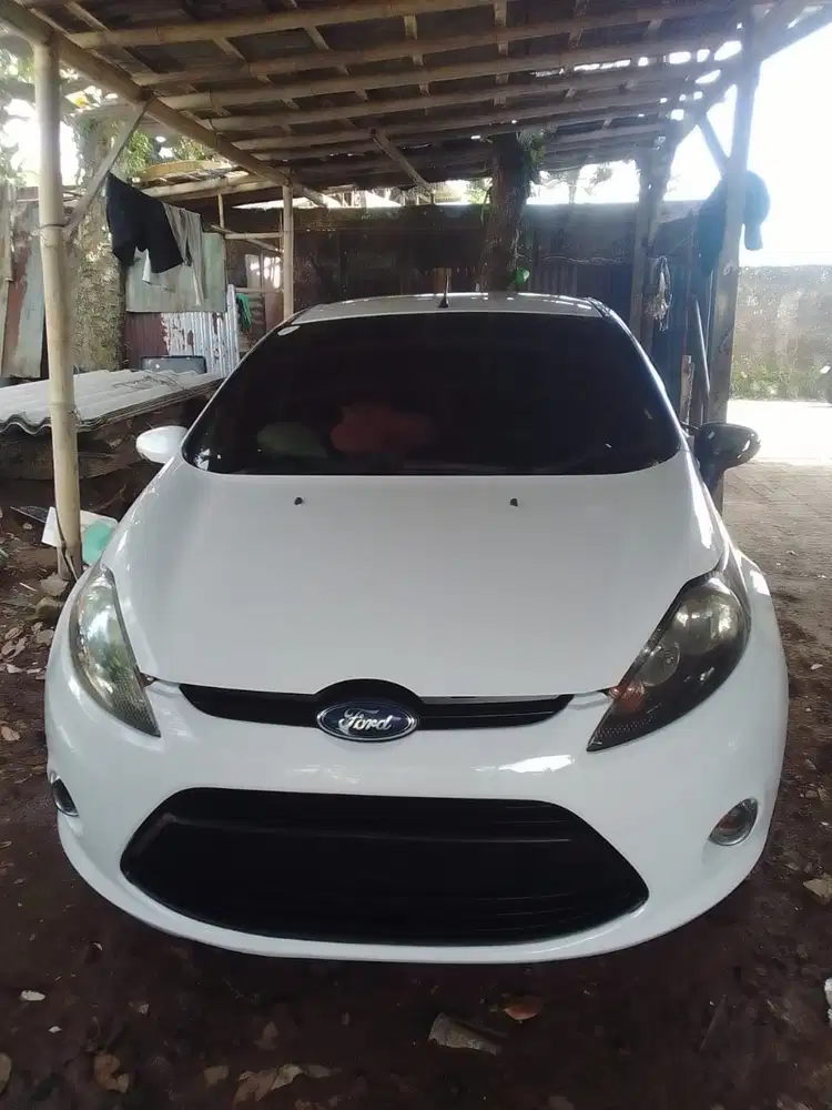 Dijual mobil ford fiesta 2011