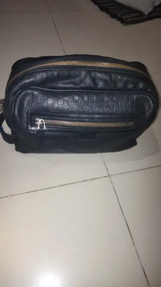 Tas guci cowo warna hitam kondisi 90%