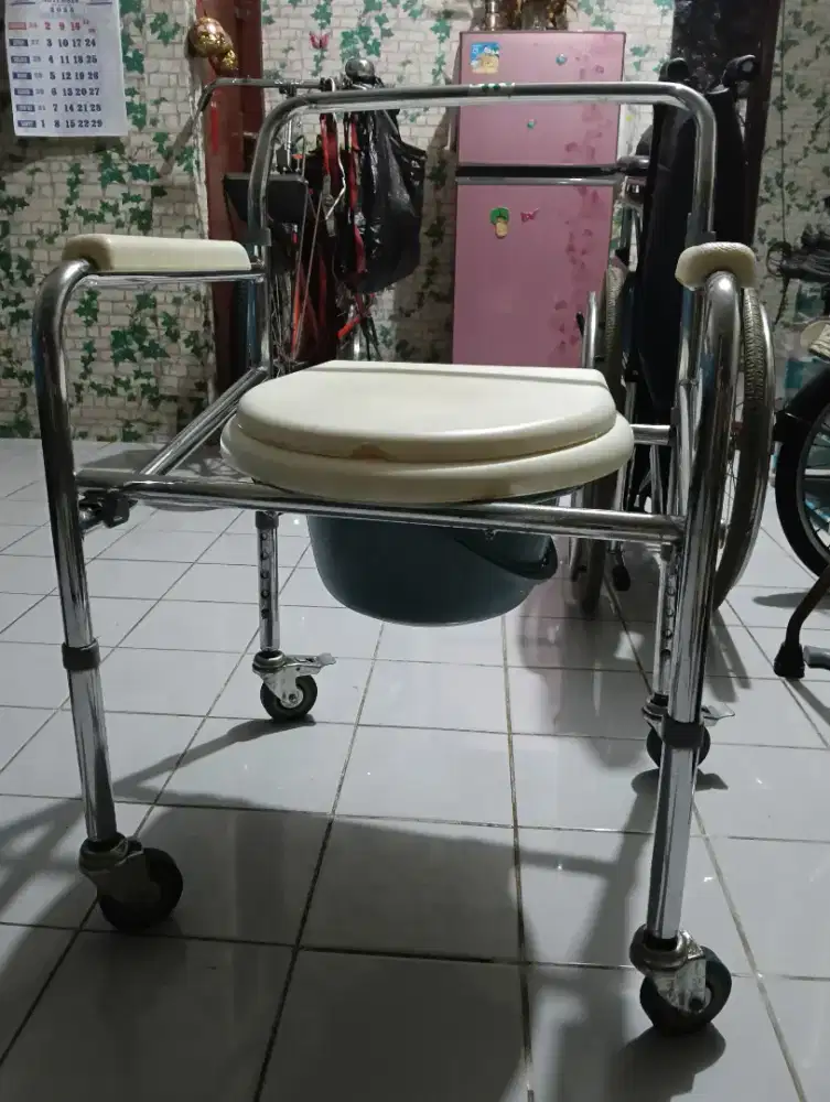 Kursi Buang Air Besar RODA