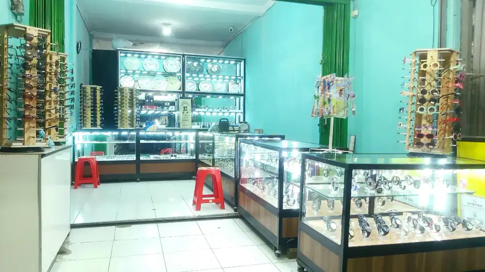 Di jual estalase,lemari dan pajangan kacamata