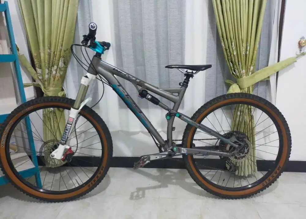 Whtye T129 Santa Cruz