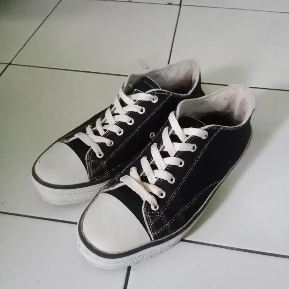 Sneakers sekolah jual aja bu