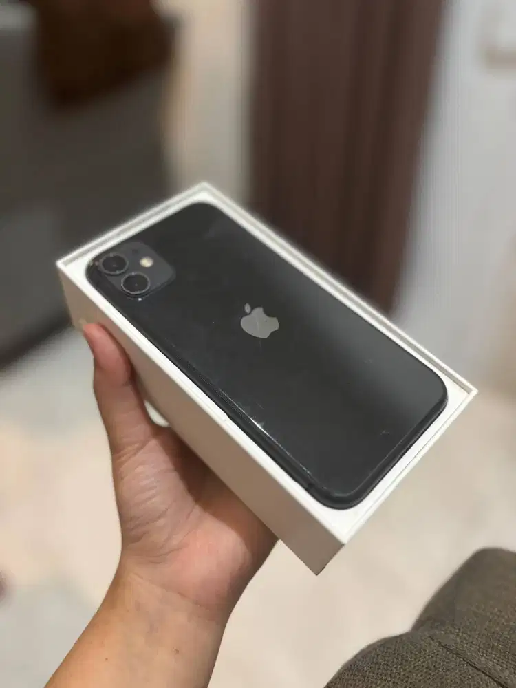 iPhone 11 64GB — Ada Box, Kondisi Normal Pemakaian, Tanpa Charger IBOX