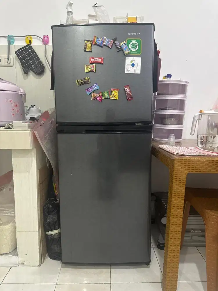 No minus masih bagus Kulkas 2pintu sharp tipe SJ 236 MN HS 205liter