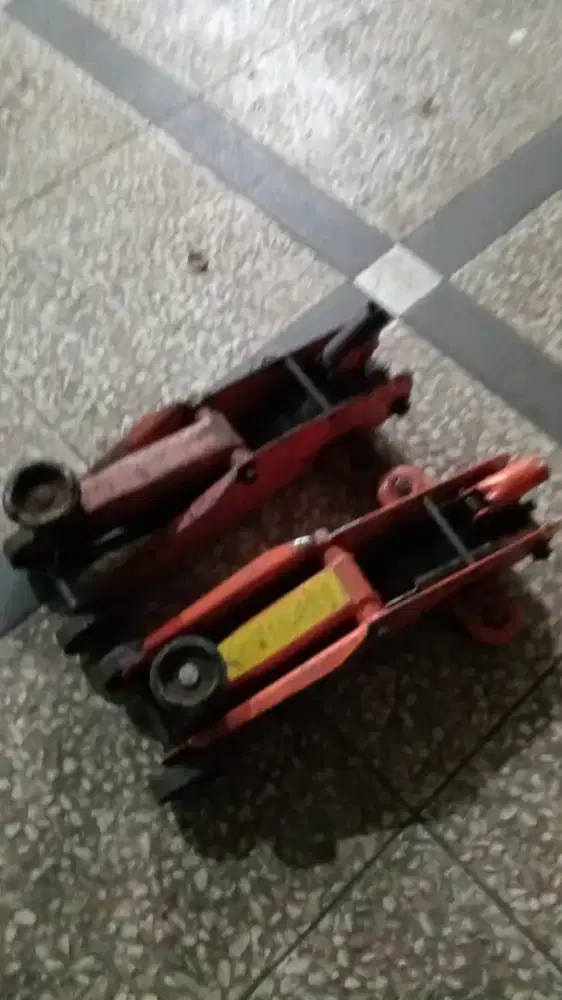 Dongkrak mobil warna merah