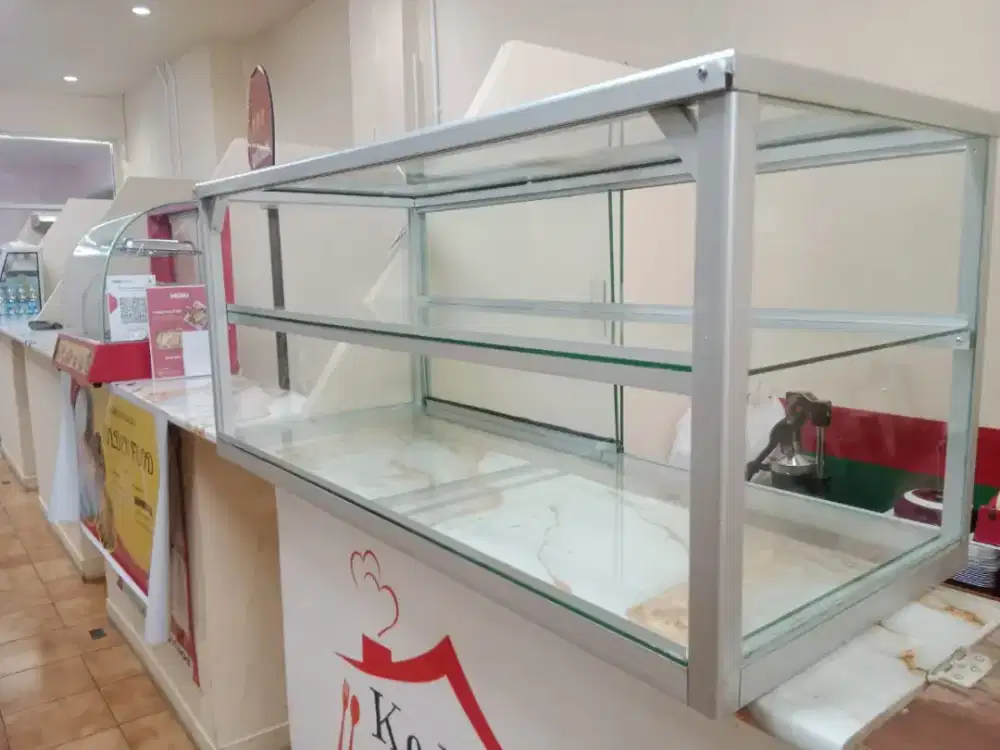 Etalase  bekas yang atas meja T 50cm LS 50cm P 120cm