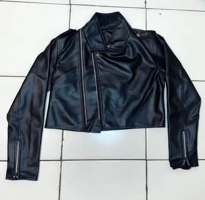 Jaket kulit warna hitam