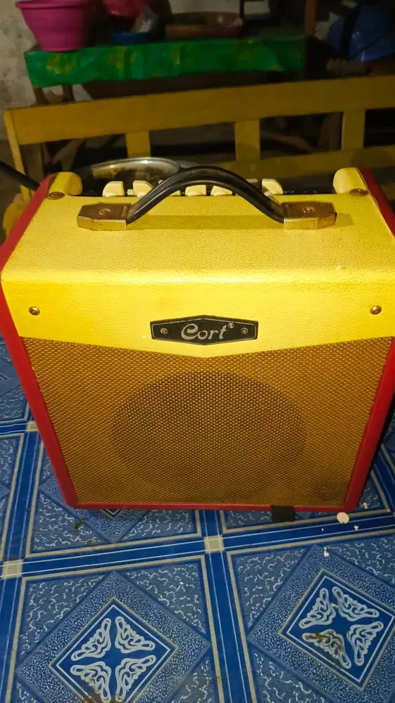 Amplifier Original Varian Warna merah, Merk Cort CM15R Guitar . Bekas