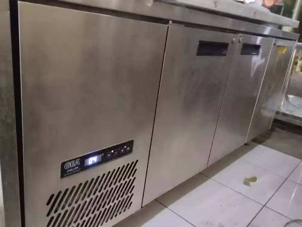 Undercounter chiller 3 pintu