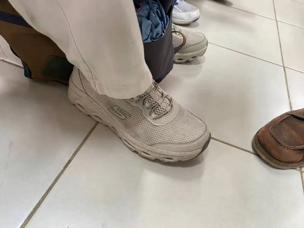 Sepatu Casual Cream Skechers • Warna cr