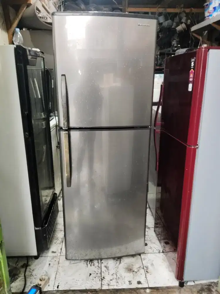 Kulkas 2 pintu panasonic bagus orisinil pabrik normal dingin beku