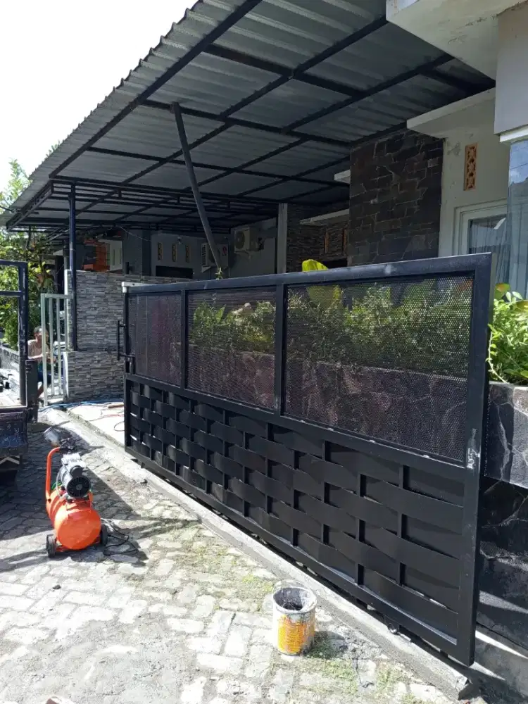 Pagar perforated kombinasi plat anyam