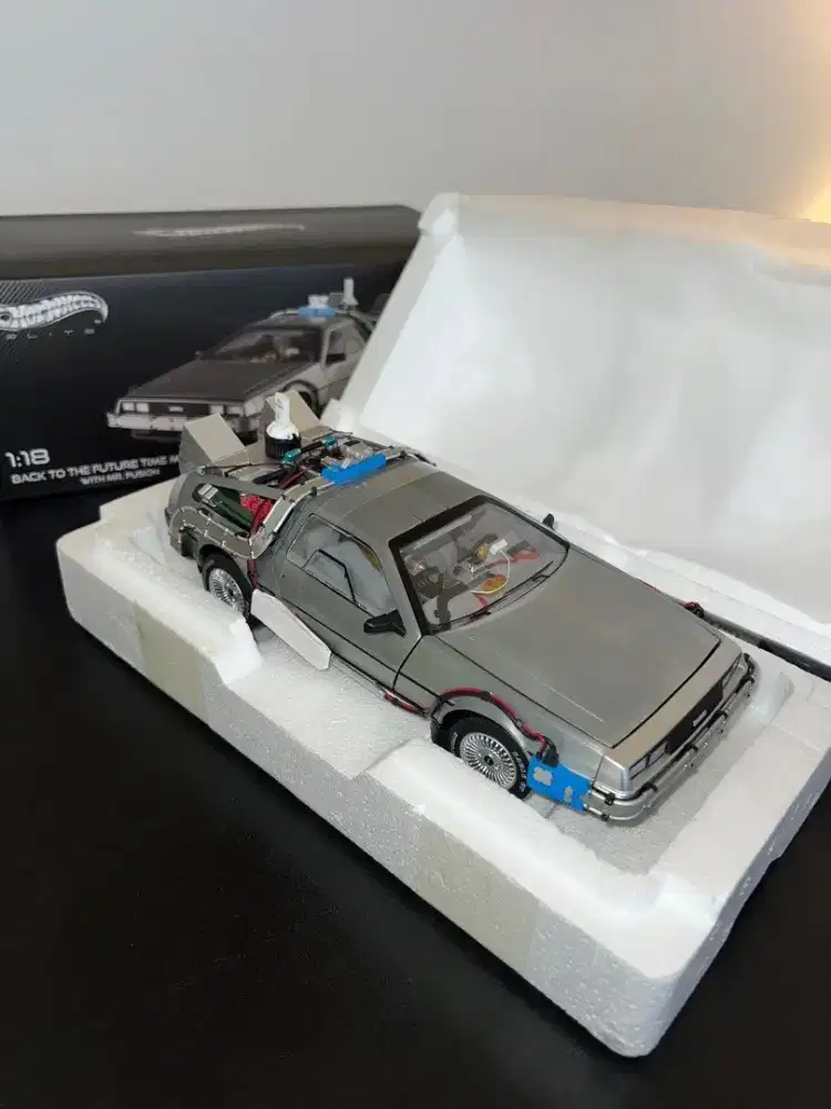Hotwheels Elite Delorean Back to The Future Time Machine Mobil Model
