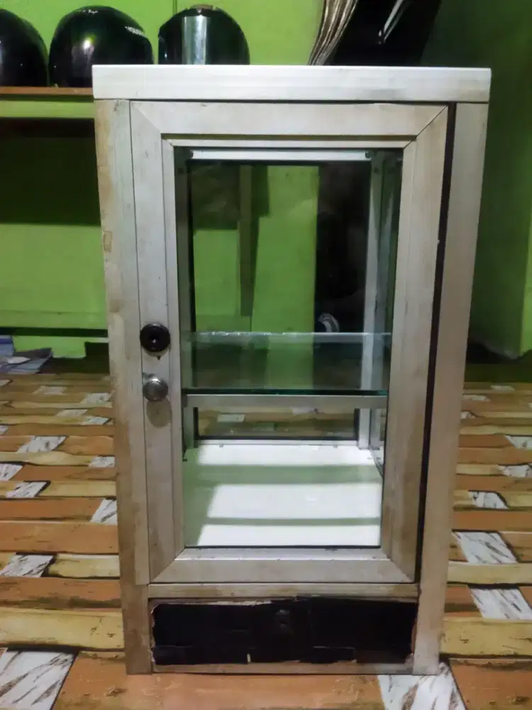 lemari kaca sedang