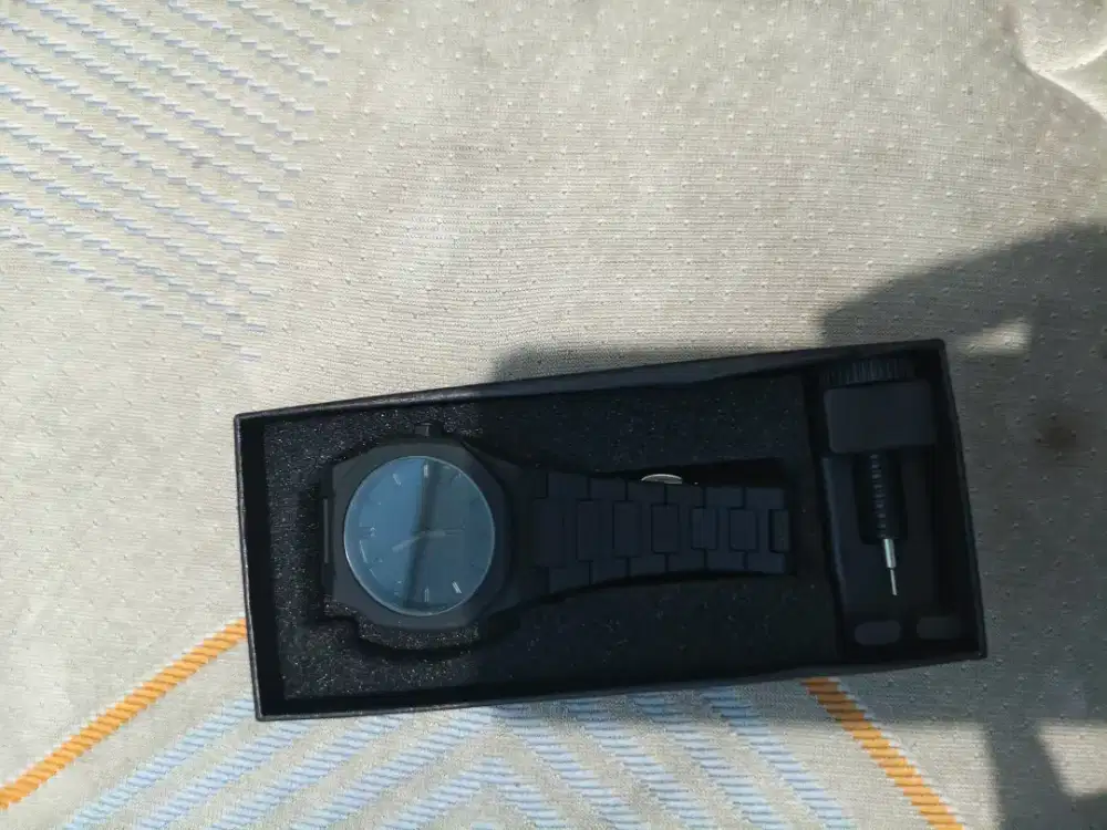 Jam rantai warna hitam