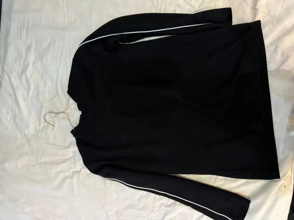 Preloved by Ard - Sweater Hitam List Putih M