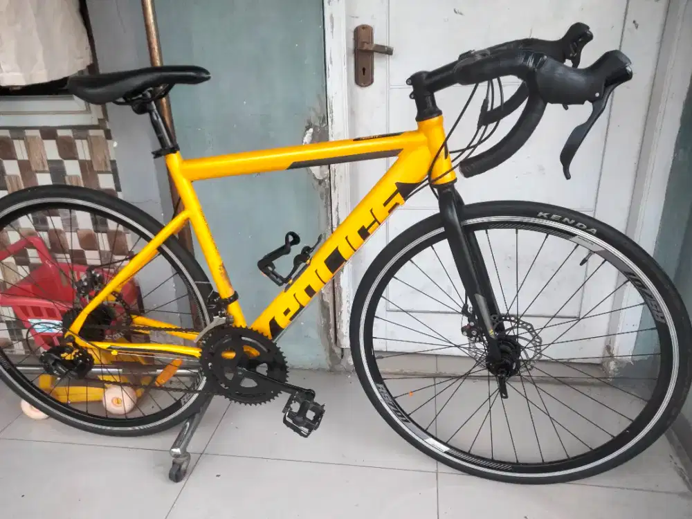 Sepeda roadbike police Toronto yellow