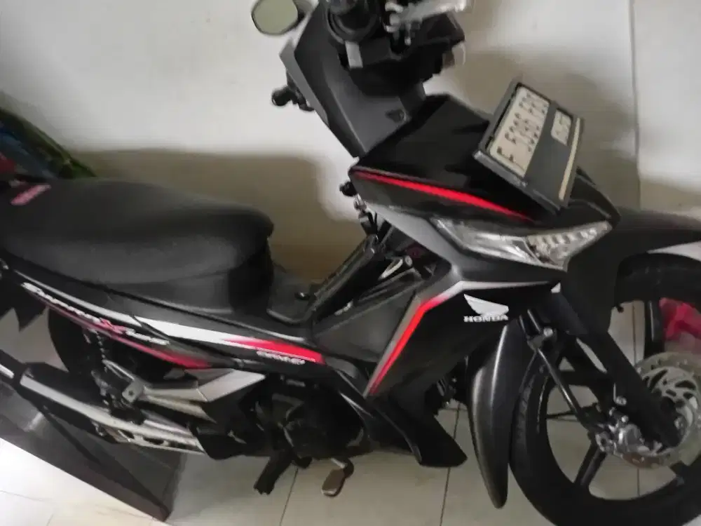 Di jual motor Honda supra x 125 FI 2017 hitam