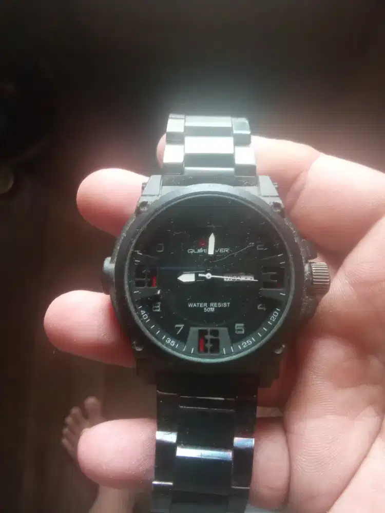 Jam tangan pria merk quick silver