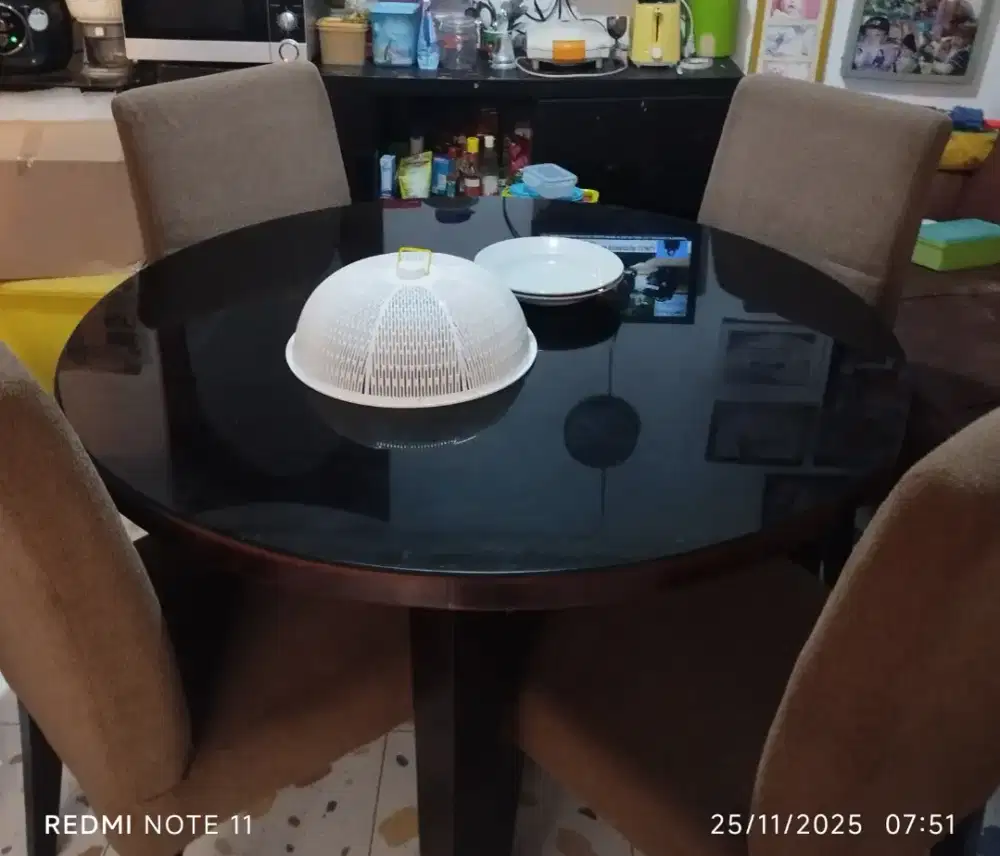 Meja makan denga. Empat kursi