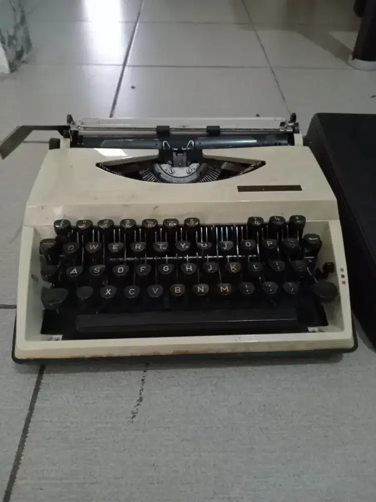 Mesin ketik merk Adler