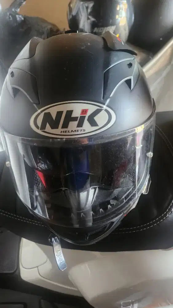 Jual 2 helm hitam karena sudah tidak terpakai.