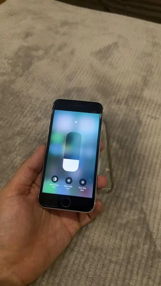 Dijual Iphone SE 2 White 128GB Resmi Ibox Hp charger