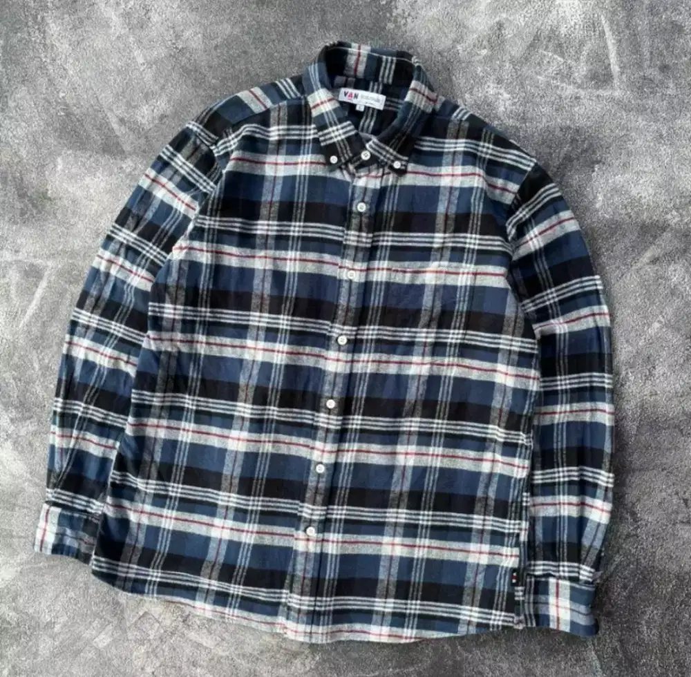 Kemeja VAN Flanel motif Burbery Size L Like New