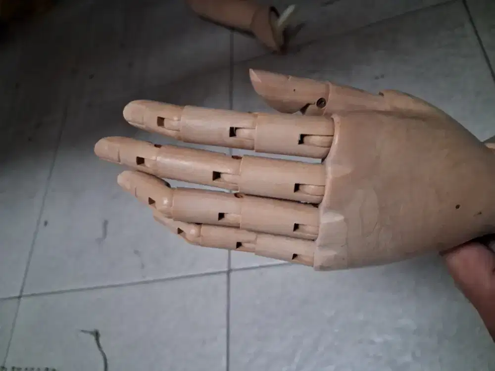 Tangan Manekin skala 1:1