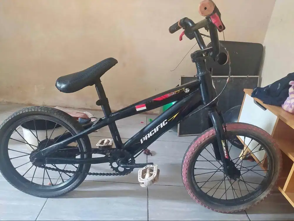 Sepeda BMX anak hitam